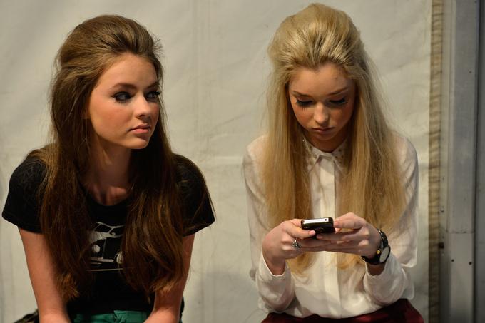Kolikokrat pogovor zamre, ker prijateljica raje spremlja dogajanje na Facebooku? | Foto: Getty Images