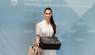 Tina Gaber predala zbrane podpise proti odlovu nutrij #video