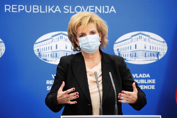  "Res so se šole zaprle pri manjšem številu obolelih, je pa krivulja okužb takrat naraščala," je poudarila vodja strokovne svetovalne skupine na ministrstvu za zdravje Bojana Beović. | Foto: STA ,