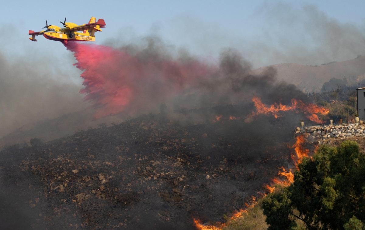 Požar na Siciliji | Pri gašenju poleg gasilcev sodelujejo tudi letala. | Foto Reuters