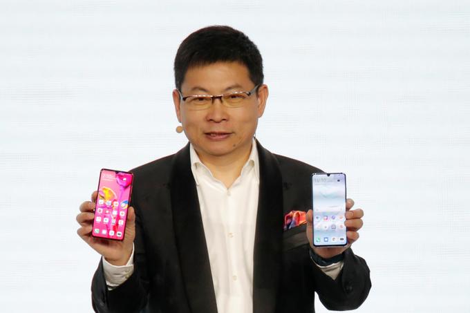 Direktor družbe Huawei Richard Yu s pametnima telefonoma Huawei P30 in Huawei P30 Pro. | Foto: Reuters
