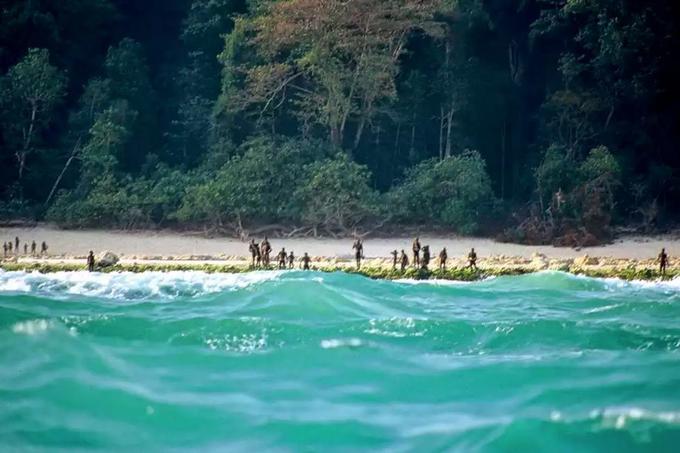 Na otoku Severni Sentinel, ki leži v Bengalskem zalivu med Indijo in Tajsko, živi eno redkih plemen, ki praktično še ni imelo stika s sodobnim svetom. Ne le to, domorodci srečanje z zunanjimi obiskovalci tudi vztrajno zavračajo - pred štirimi desetletji je novinar revije National Geographic to izvedel iz prve roke, ko si je iz stegna vlekel njihovo puščico.  | Foto: Google Zemljevidi
