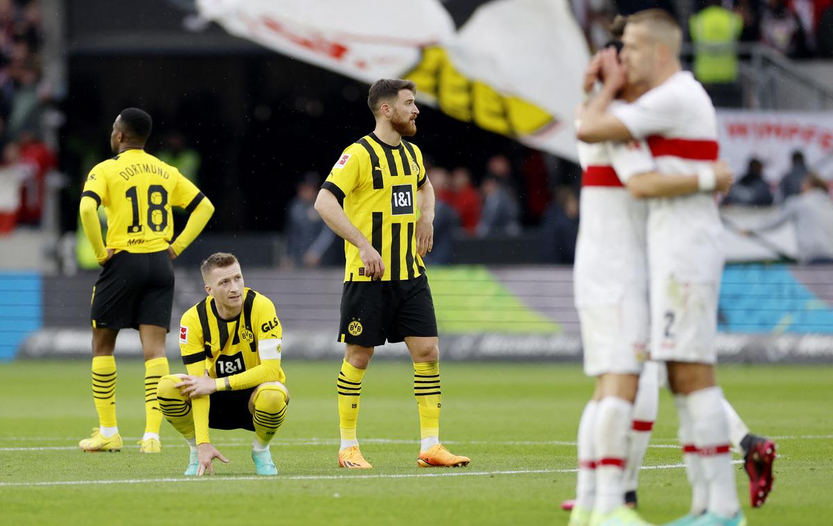 Borussia Dortmund : Stuttgart | Nogometaši Borussie Dortmund so po koncu objokovali zamujeno priložnost. | Foto Reuters