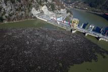 Odpadki na reki Drini pri hidroelektrarni Višegrad