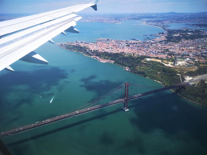 Pogled iz letala na manjši most 25 de Abril, ki ni zmogel vseh prometnih obremenitev in zato so letoa 1998 zgradili večji most Vasco da Gama. | Foto: Gregor Pavšič
