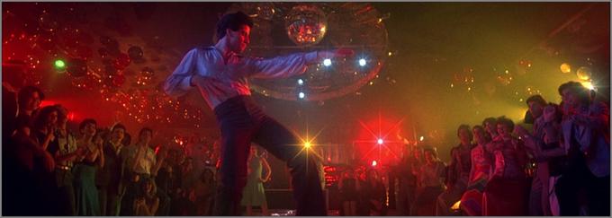 Neizobražen najstnik italijanskih korenin iz Brooklyna živi za ples in kmalu postane kralj okrajne disko scene. Ko spozna rojakinjo, se odločita, da se bosta skupaj udeležila plesnega tekmovanja, njun odnos pa zapletejo mladeničeva romantična čustva. V 70. leta prejšnjega stoletja vas bosta popeljala John Travolta in odlična glasba. • V torek, 25. 2., ob 9.05 na Cinemax.* │ Tudi na HBO OD/GO.

 | Foto: 