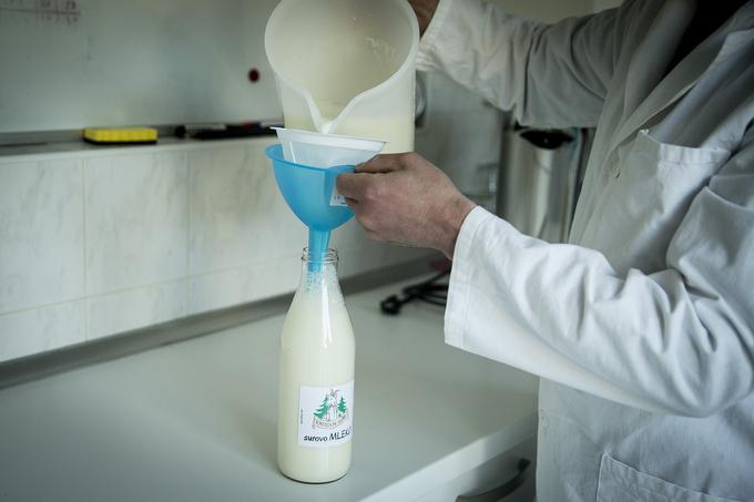 Jožetovo ekološko kozje mleko je brez vonja in ima blag okus. | Foto: Ana Kovač