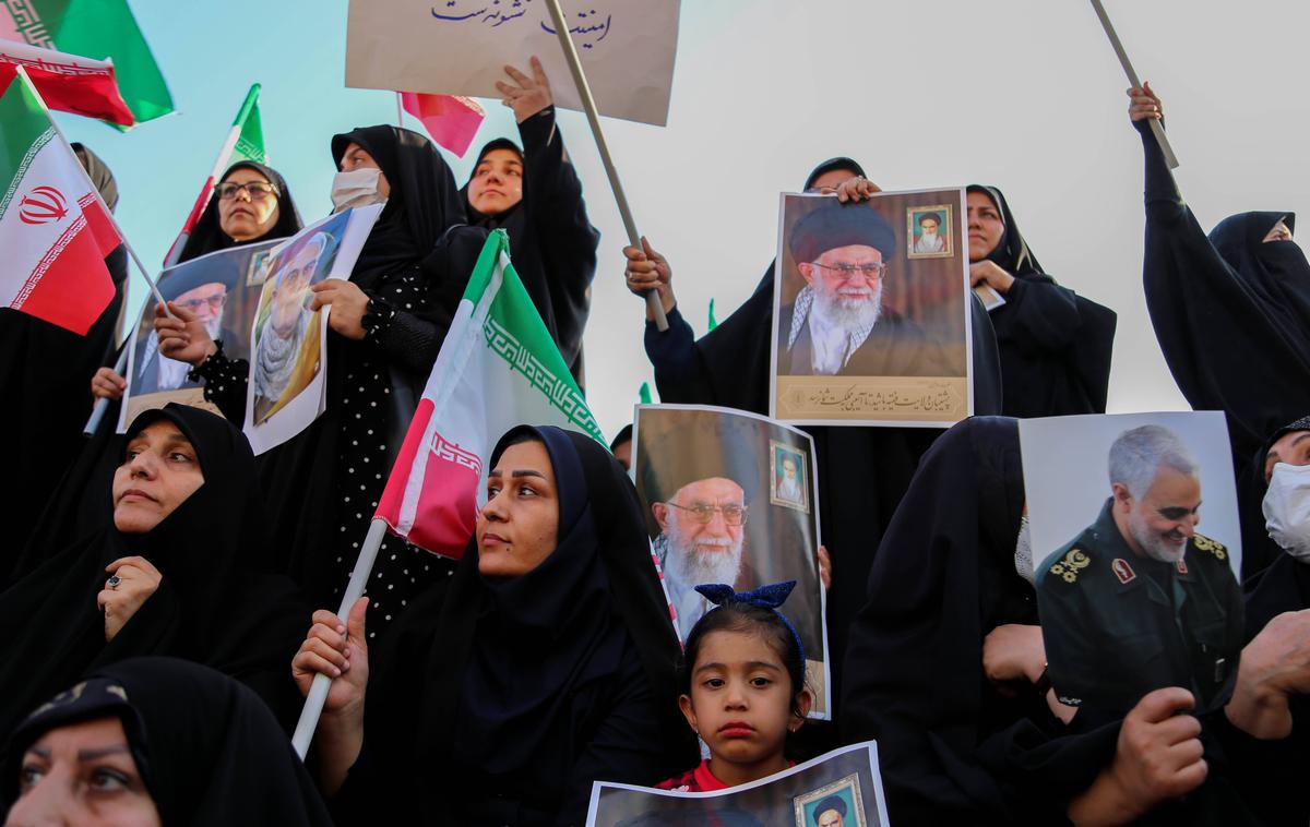 Iran - shod v podporo oblasti | Nove skrivnostne zastrupitve iranskih učenk se dogajajo pet mesecev po začetku protivladnih protestov, ki so se razmahnili septembra lani, potem ko je v policijskem pridržanju umrla 22-letna Kurdinja Mahsa Amini. | Foto Guliverimage
