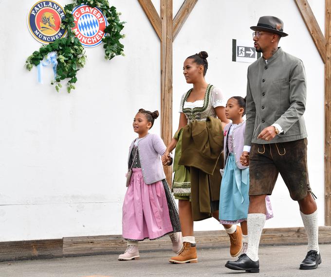 Jérôme Boateng je prišel z zaročenko in hčerkama. | Foto: Getty Images