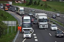 Na štajerski avtocesti poljski tovornjak prebil varnostno ograjo (video)
