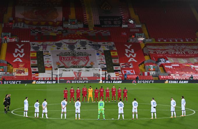 Minuta molka na Anfieldu v spomin na pokojnega Diega Armanda Maradono. | Foto: Reuters