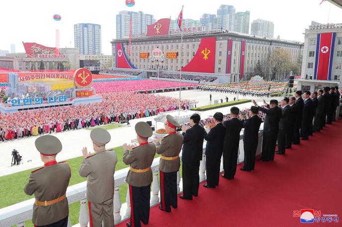 Severna Koreja praznovanje rojstni dan ustanovitelja Kim Il-sunga | Strokovnjaki opozarjajo, da se bo Severna Koreja zaradi slabega zdravstvenega sistema ter ob pomanjkanju opreme in zdravil težko soočila z epidemijo, piše AFP. | Foto Reuters