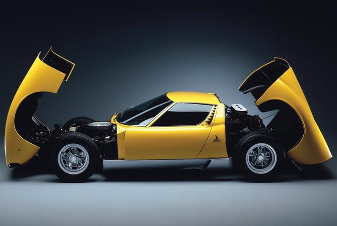 Lamborghinija miuro so izdelovali med letoma 1966 in 1973. Ta superšportnik s sredinsko postavljenim motorjem je ob boku forda GT40 in ferrarija 250 LM uspešno nastopal tudi na Le Mansu. | Foto: Lamborghini