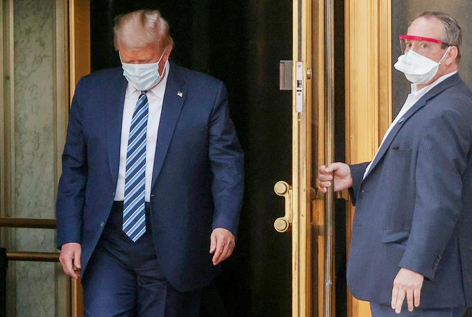 Po pristanku s helikopterjem je Trump živahno stopil na stopnice južnega pročelja Bele hiše, snel masko in oznanil svetu, da se počuti dobro. | Foto: Reuters