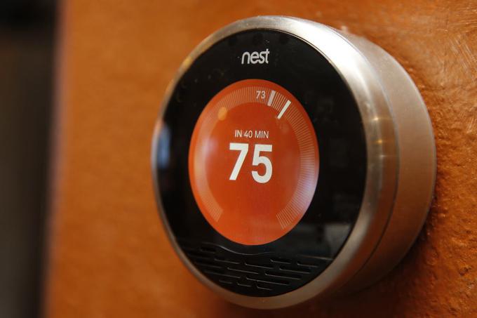 Oprema podjetja Nest je povezana s spletom, da jo lahko uporabnik upravlja od daleč, z njo pa je mogoče tudi avtomatizirati nekatere procese v gospodinjstvu. | Foto: Reuters