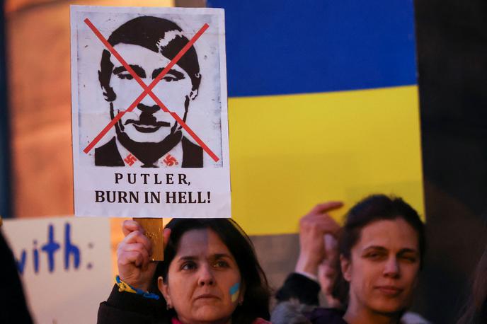 Putin Hitler | Putin namenoma posnema Hitlerja, meni ukrajinska pisateljica.  | Foto Reuters