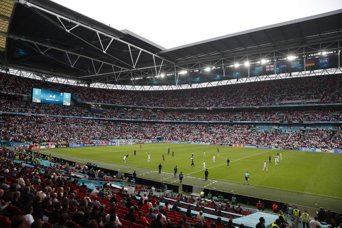 Ko so Angleži v osmini finala na Wembleyju z 2:0 premagali Nemčijo, je dvoboj spremljalo več kot 41 tisoč gledalcev. Danes jih bo v polfinalu še polovica več, skupno 60 tisoč.  | Foto: Reuters