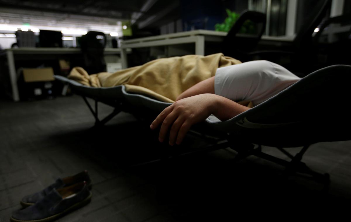 Pisarna, spanje | Foto Reuters