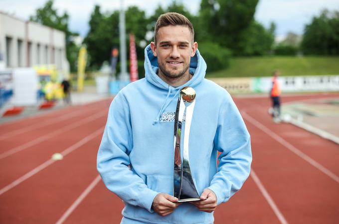 Priznanje za najboljšega mladega nogometaša je lani prejel kapetan Olimpije Timi Max Elšnik. | Foto: SPINS
