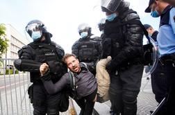 Petkovi protesti: policisti prisilna sredstva uporabili zoper 12 ljudi
