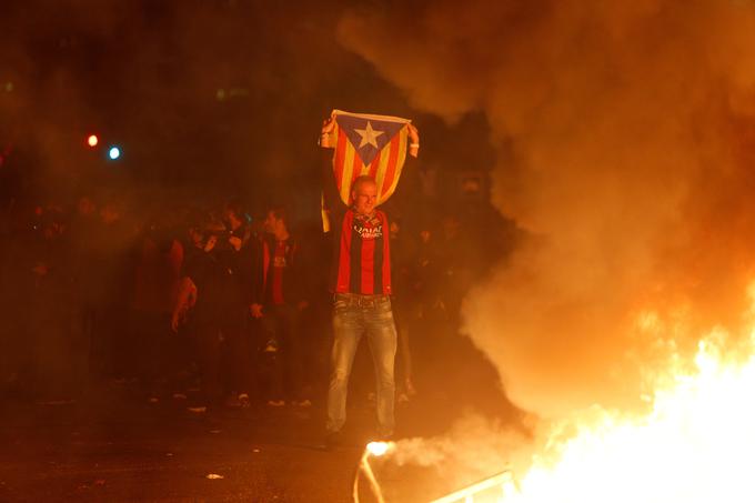 Po el clasicu v Barceloni je bilo v okolici štadiona zelo vroče. | Foto: Reuters