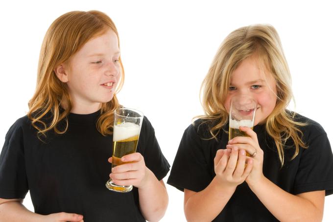 Slovenski otroci na spletu informacije o alkoholu, tobačnih izdelkih in mamilih iščejo precej pogosteje od svetovnega povprečja. V svetovnem merilu te kategorije informacij zanimajo 9 odstotkov otroških uporabnikov spleta.  | Foto: Thinkstock