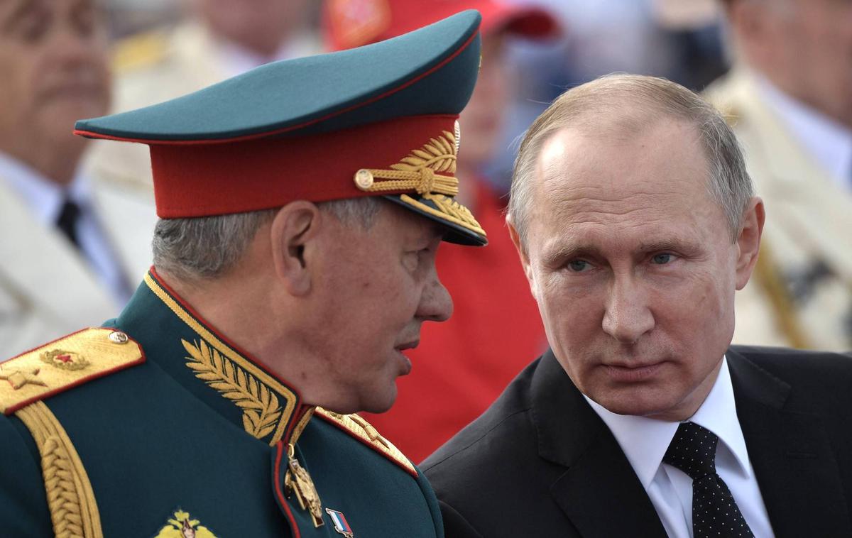Vladimir Putin in Sergej Šojgu | Na posnetkih iz zraka, ki jih je prikazala ruska televizija in naj bi prikazovali Marinko, je sicer večinoma mogoče videti zgolj kupe ruševin. "Želim vam čestitati. To je uspeh," je Šojguju dejal Putin. | Foto Guliverimage