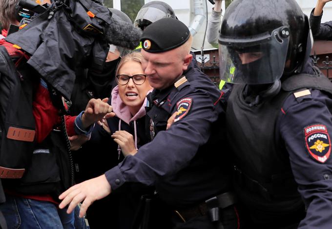 Sobolova je lani poleti hotela kandidirati za moskovsko mestno dumo, a ji tega niso dovolili. Zaradi tega je julija lani protestno gladovno stavkala. Je bila pa 3. avgusta dovolj pri močeh, da je sodelovala na protestu, na katerem so protestniki zahtevali, naj opozicijskim kandidatom dovolijo nastop na moskovskih volitvah. Takrat je bila Sobolova med tistimi protestniki, ki jih je policija aretirala. | Foto: Reuters
