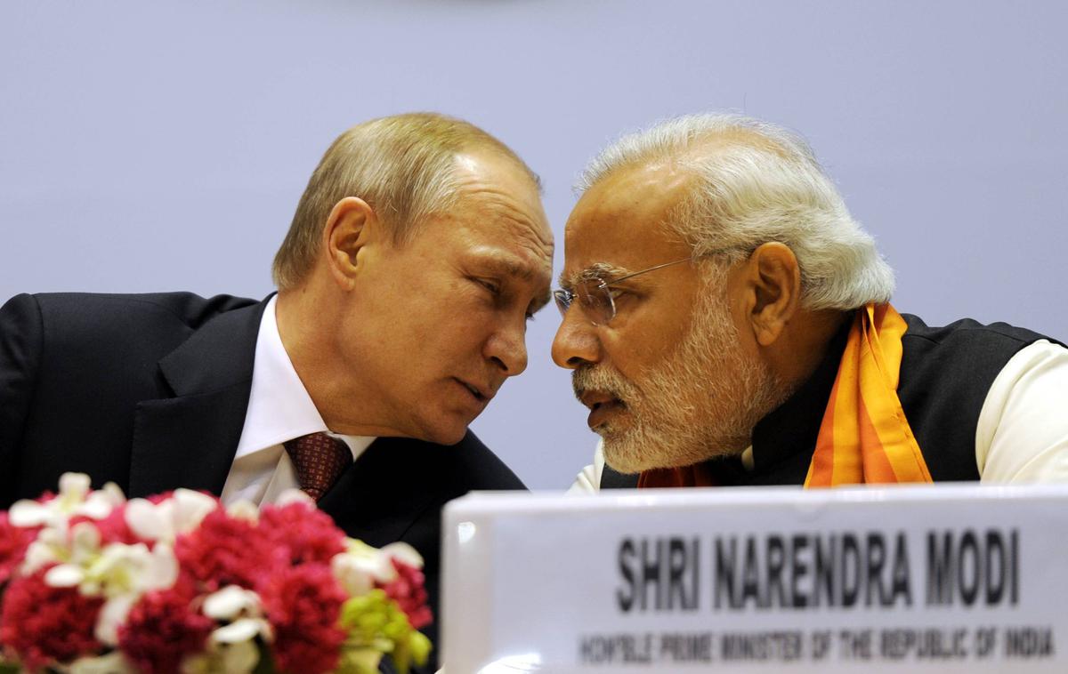 Vladimir Putin in Narendra Modi | Indija in Rusija imata zelo tesne stike, zaradi česar se Indija izogiba javnemu obsojanju ruskega napada na Ukrajino. Na fotografiji: ruski predsednik Vladimir Putin in indijski premier Narendra Modi v New Delhiju decembra 2014. | Foto Guliverimage