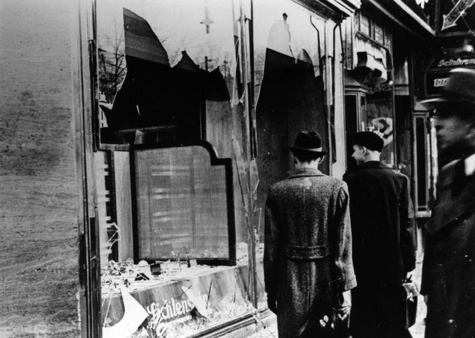 V času kristalne noči oziroma noči razbitih stekel so pripadniki nacistične SA in civilisti uničili več kot tisoč sinagog in več kot sedem tisoč judovskih trgovin ter ubili več sto Judov.   | Foto: Getty Images