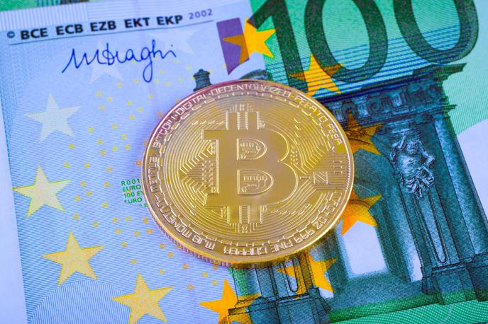 Bitcoin, evro | Bitcoin je še vedno z naskokom vodilna kriptovaluta. Danes predstavlja malce več kot 50 odstotkov celotne vrednosti trga kriptovalut. | Foto Thinkstock