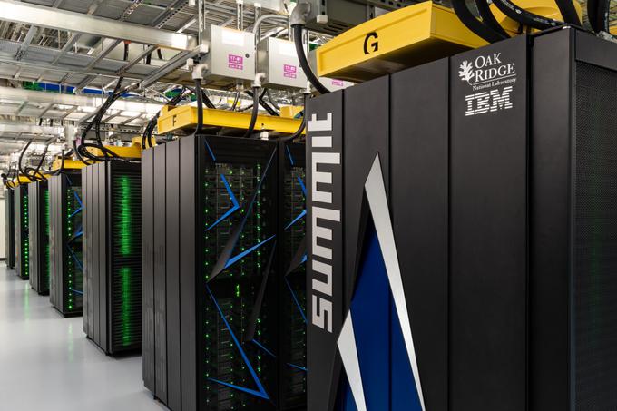 Najzmogljivejši superračunalnik na svetu, Summit podjetja IBM, deluje z računsko močjo okrog 200 petaflopov, kar je približno 40-krat hitreje od napovedanega mariborskega superračunalnika. | Foto: Thomas Hilmes/Wikimedia Commons