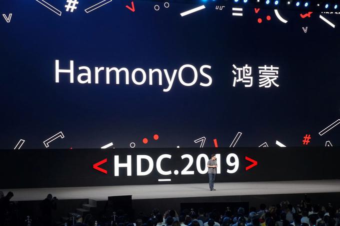 Huawei trdi, da je operacijski sistem HarmonyOS varnejši od klasičnega Androida, na katerem je sicer zasnovan. Podjetje ga bo sprva uporabljalo predvsem na napravah, ki so povezane z internetom stvari, kot so pametne ure in zapestnice, televizorji, pametni zvočniki, oglaševalski zasloni ali avtomobilski večpredstavnostni sistemi. Huawei je zagotovil, da bo HarmonyOS, če se trgovinski spor med ZDA in Kitajsko zaostri do te mere, da podjetje ne bi več imelo pravic za uporabo Googlovega Androida, takoj pripravljen tudi za namestitev na pametne telefone Huawei in Honor.  | Foto: Reuters