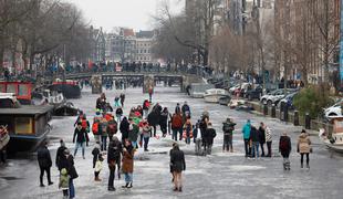 Nizozemci so se zabavali na zamrznjenih kanalih #foto