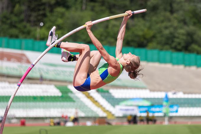 Tina Šutej je s 4,25 m slavila v skoku s palico. | Foto: Peter Kastelic/AZS