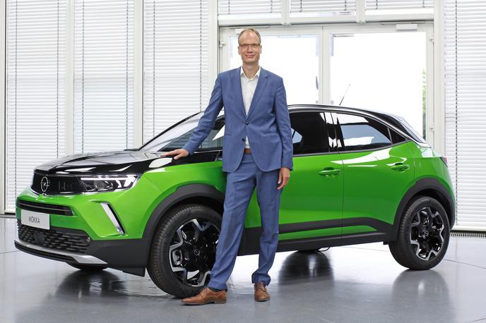 Opel električni | Predsednik Opla Michael Lohscheller ob električni opel mokki-e. Leta 2028 bodo prodajali le še električne avtomobile. Tak korak bodo torej v Evropi storili dve leti pred Fordom.  | Foto Opel