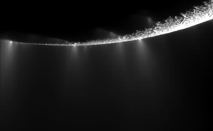 Izbruh pare na površini Enkelada, ki ga je posnelo raziskovalno plovilo Cassini. | Foto: NASA