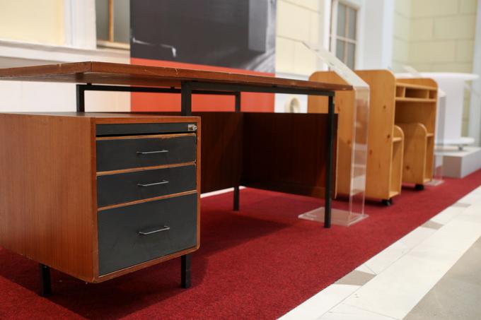 Na razstavi je v obliki pisarniških miz iz različnih obdobij, kakršne je marsikdo uporabljal tudi sam, zastopano tudi 20. stoletje. V nadaljevanju lahko vidimo tudi sodobne odgovore na to vrsto pohištva. | Foto: 