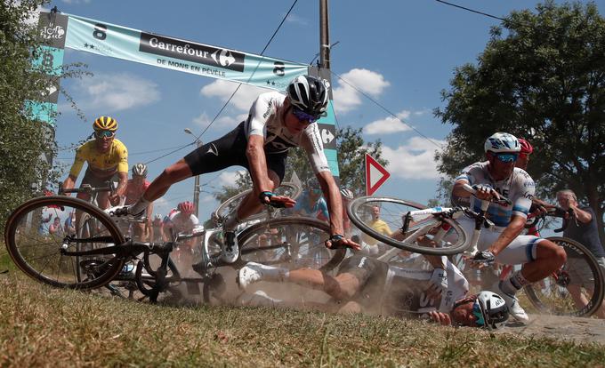 V brutalni etapi je bilo ogromno padcev.  Na tleh pristal tudi Chris Frome ... | Foto: Reuters