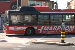 V Mariboru nad avtobuse z granitnimi kockami #video