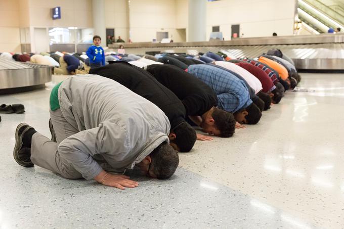 Protest muslimanov na letališču v Dallasu, ki ga je sprožil Trumpov ukaz o 90 dni trajajoči prepovedi priseljevanja iz sedmih muslimanskih držav. | Foto: Reuters
