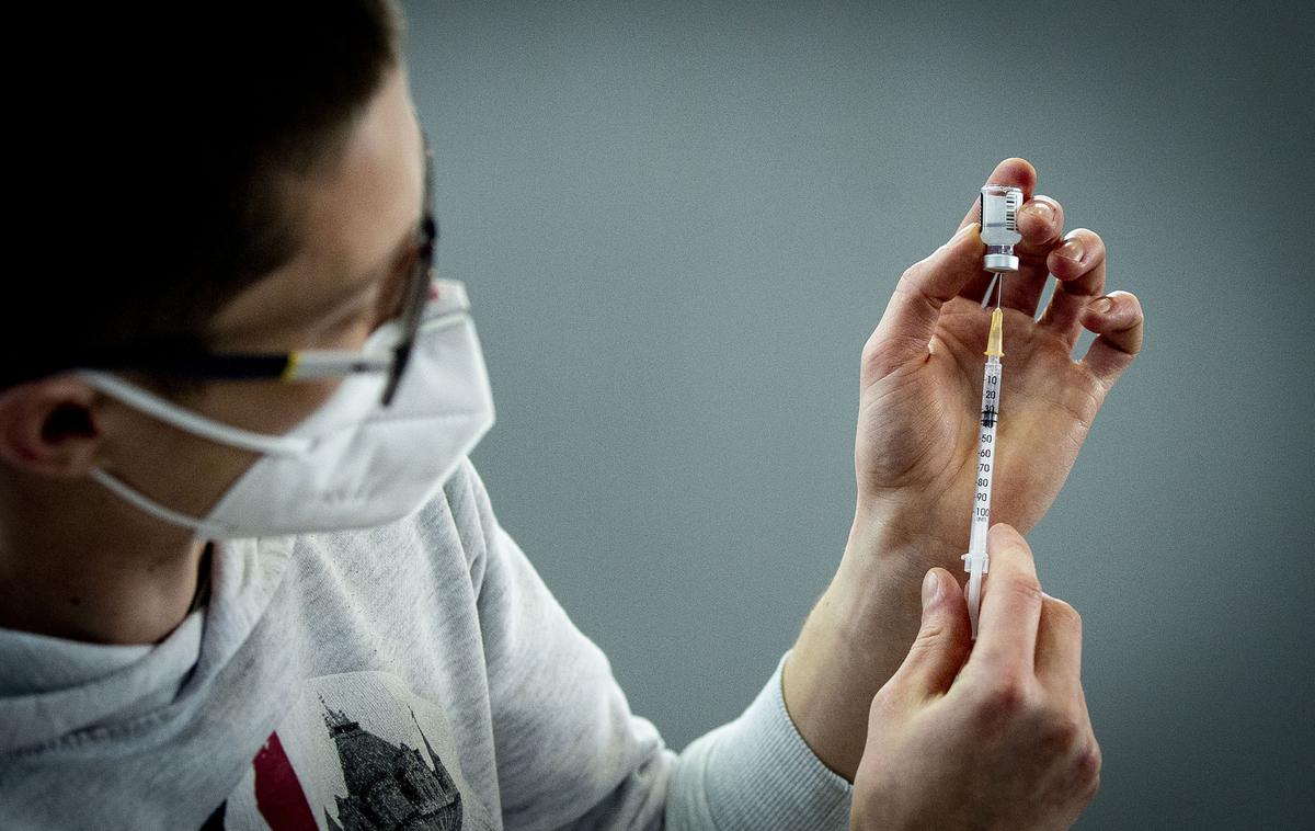 Cepljenje covid-19 | Strategija boja proti epidemiji bolezni covid-19 zajema prostovoljno cepljenje odraslih, znanost pa še vedno išče zanesljiv odgovor, ali je to dovolj. | Foto Ana Kovač