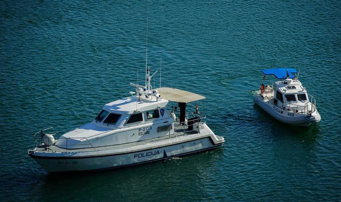 Hrvaška pomorska policija zaradi zavračanja arbitražnega sporazuma mejo ohranja na sredini Piranskega zaliva. Arbitražno sodišče je Sloveniji dodelilo tri četrtine zaliva. | Foto: 