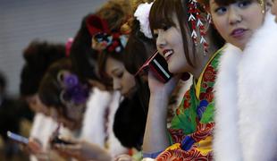 Japonske srednješolke vsak dan sedem ur na telefonu