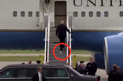 Nova prigoda Donalda Trumpa: poglejte, kaj je odnesel na letalo
