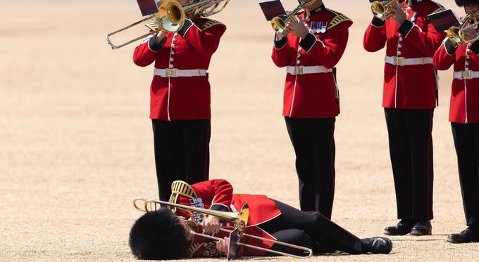 Zaradi vročine so omedleli vsaj trije člani britanske kraljeve garde. | Foto: Profimedia