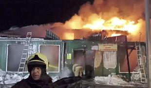 V požaru v nezakonitem domu za starejše v Rusiji najmanj 20 mrtvih #video