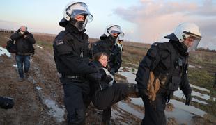 Policisti prisilno odnesli Greto Thunberg
