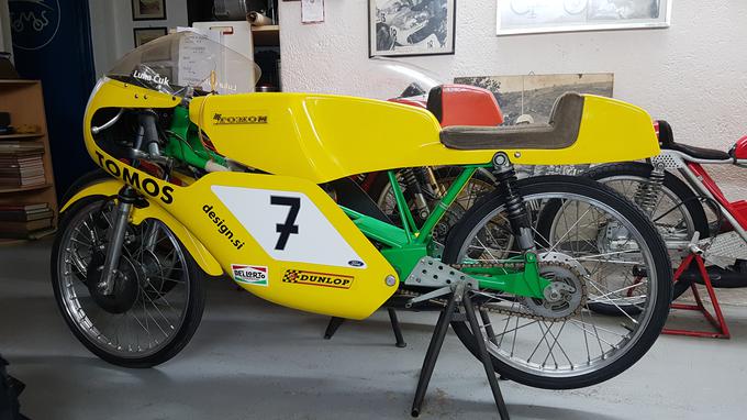 To je prvi Tomosov dirkalni motocikel, ki ga je Fornazarič dobil v svojo last. Motocikel DMS GP75 je imel 49-kubični motor z močjo 10,3 kilovata (14 "konjev") pri 13 tisoč vrtljajih v minuti. Motocikel s šestimi prestavami je lahko dosegel hitrost 160 kilometrov na uro. | Foto: Gregor Pavšič