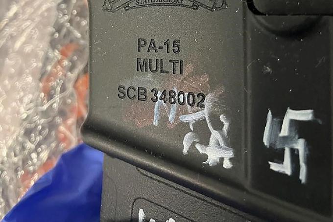 Svastika, narisana na eni izmed pištol. | Foto: Reuters